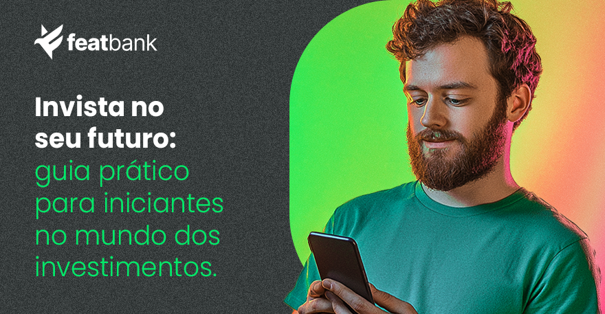 Homem com uma camiseta verde, cor do Featbanck, analisando seus investimentos ao lado de banner da Featbank sobre investir no seu futuro.