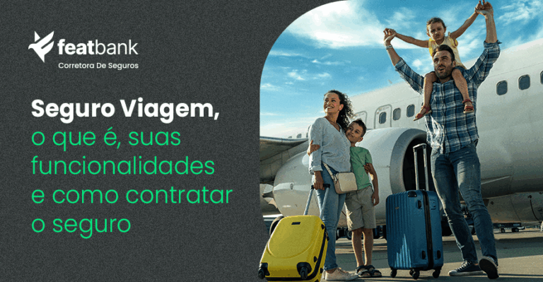 Família feliz caminhando no aeroporto com malas coloridas, pronta para embarcar em viagem, ao lado de banner da Featbank sobre seguro viagem e como contratá-lo.